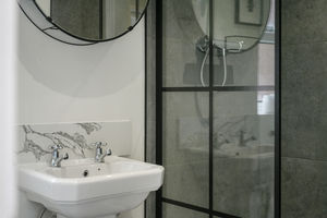 Shower room- click for photo gallery